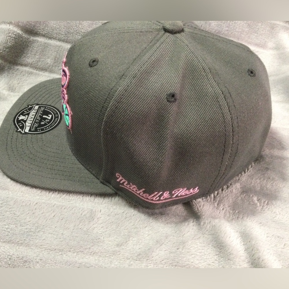 Mitchell & Ness Charlotte Hornets 5th Anniversary Grey/Pink/Purple Fitted Hat - Picture 2 of 9